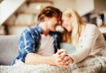 6 trucuri pe care le poti folosi pentru a atrage atentia persoanei care iti place