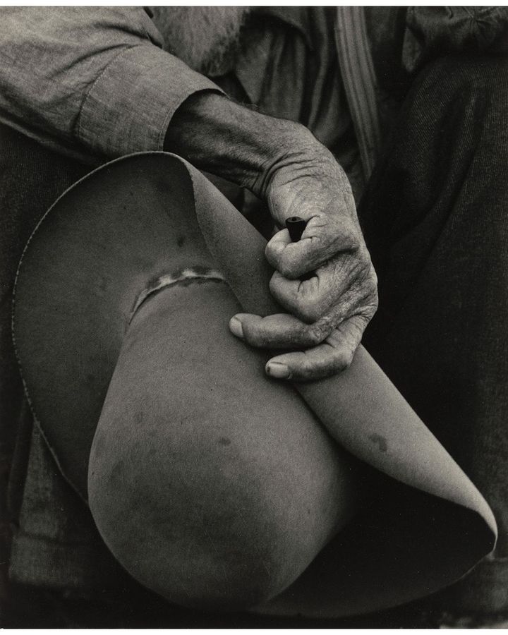 Pe campii, o palarie este mai mult decat o acoperire, 1938 (Credit: Dorothea Lange / National Gallery of Art, Washington)