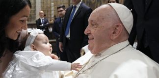 Papa Francisc cere interzicerea universala a maternitatii surogat