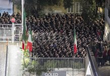 De ce sute de oameni au salutat fascist la un miting in Italia?
