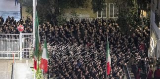De ce sute de oameni au salutat fascist la un miting in Italia?