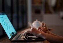 Advertorialele scrise cu AI si riscul de deindexare in 2025