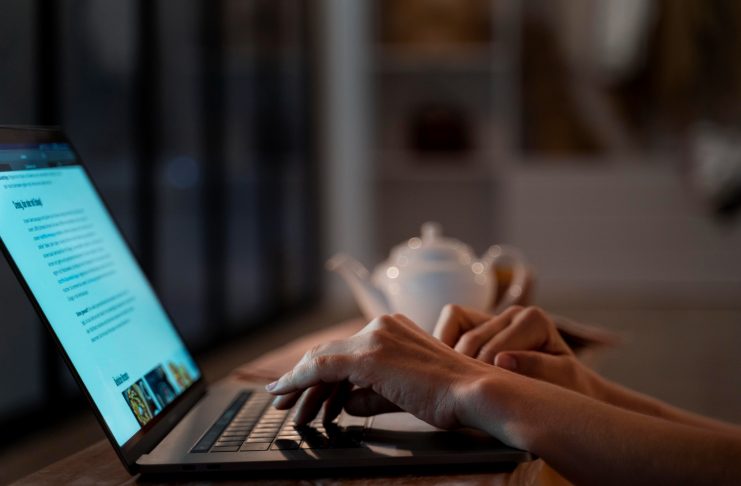 Advertorialele scrise cu AI si riscul de deindexare in 2025