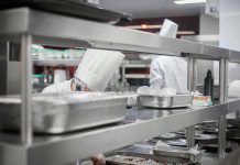 Raft din inox: soluția perfectă pentru bucătăriile profesionale. Iată 5 motive