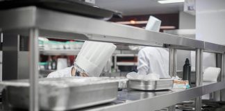 Raft din inox: soluția perfectă pentru bucătăriile profesionale. Iată 5 motive